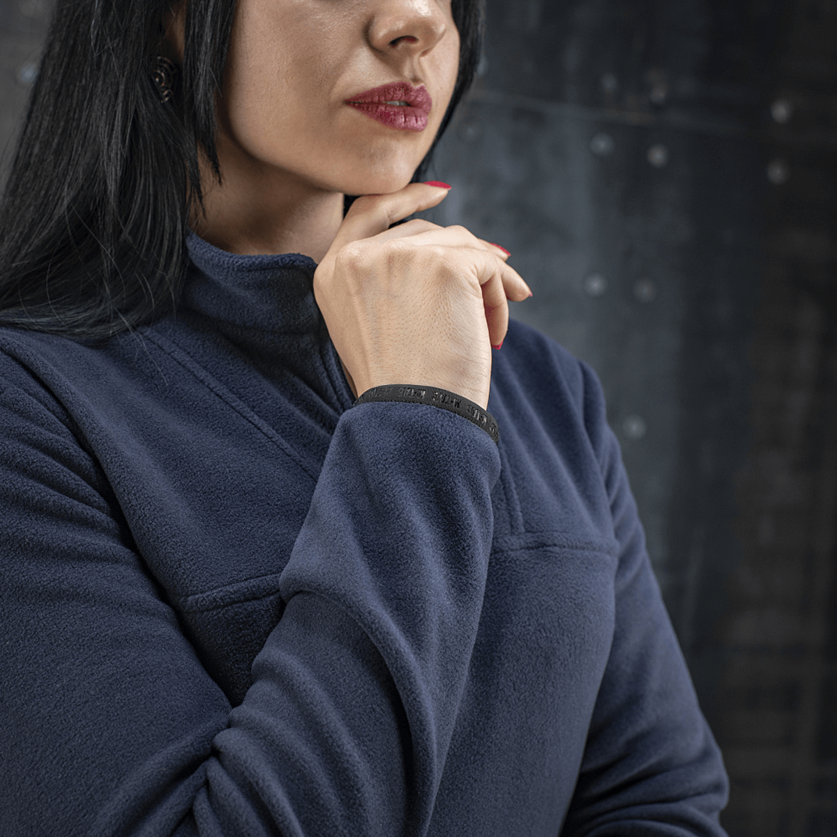 Kvindelig model iført M-Tac Delta Polartec Fleecejakke Dame i blå, designet til komfort og varme med Polartec® Micro Series-fleece.