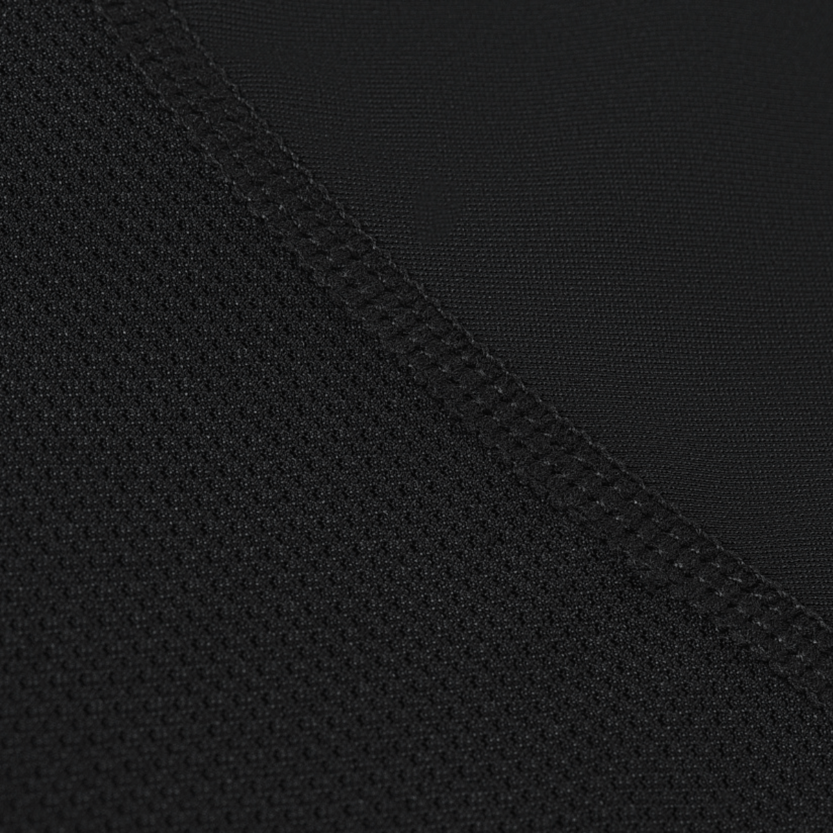 Nærbillede af stofdetaljer på M-Tac Thermal Rashguard T-Shirt med elastisk materiale for optimal komfort og termoregulering.