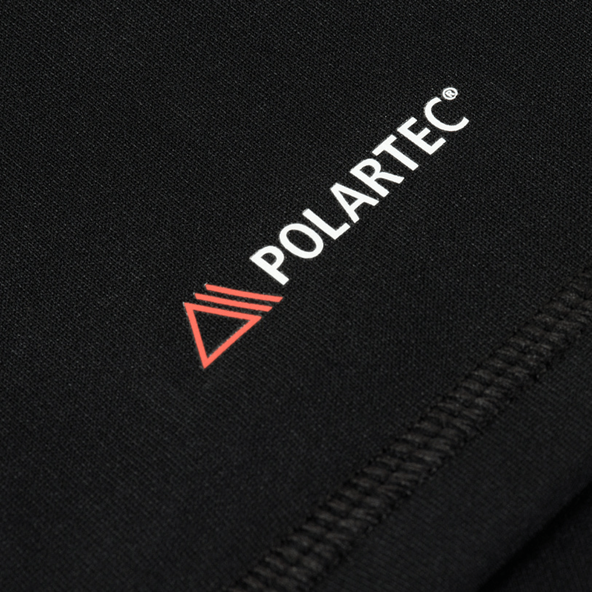 Nærbillede af M-Tac Level I Polartec Thermal Shirt med Polartec-logo, fremstillet af Power Dry® materiale i polyester