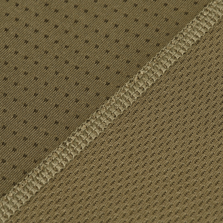 Nærbillede af det åndbare stof på M-Tac Athletic Tactical Gen.II T-shirt, som fremhæver den avancerede fugttransporterende teknologi.