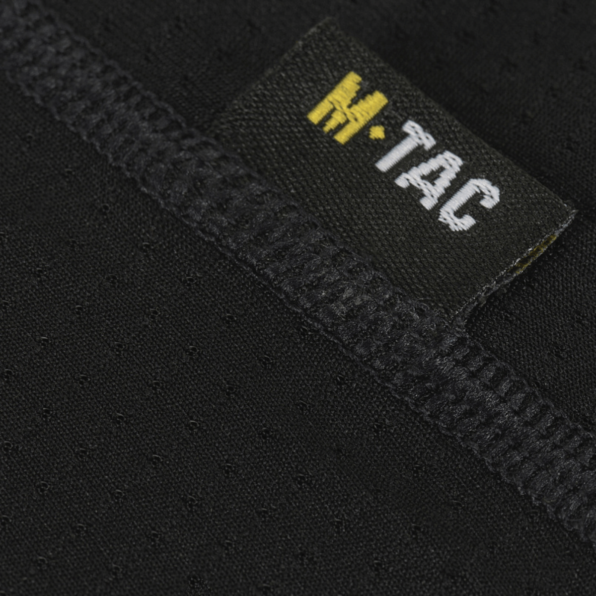 Nærbillede af stoffet og etiketten på M-Tac Athletic Tactical Gen.II T-shirt – funktionel t-shirt i sort materiale.