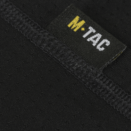 Nærbillede af M-Tac Athletic Tactical Gen.II T-shirt stof og label, som viser det åndbare og fugttransporterende materiale.
