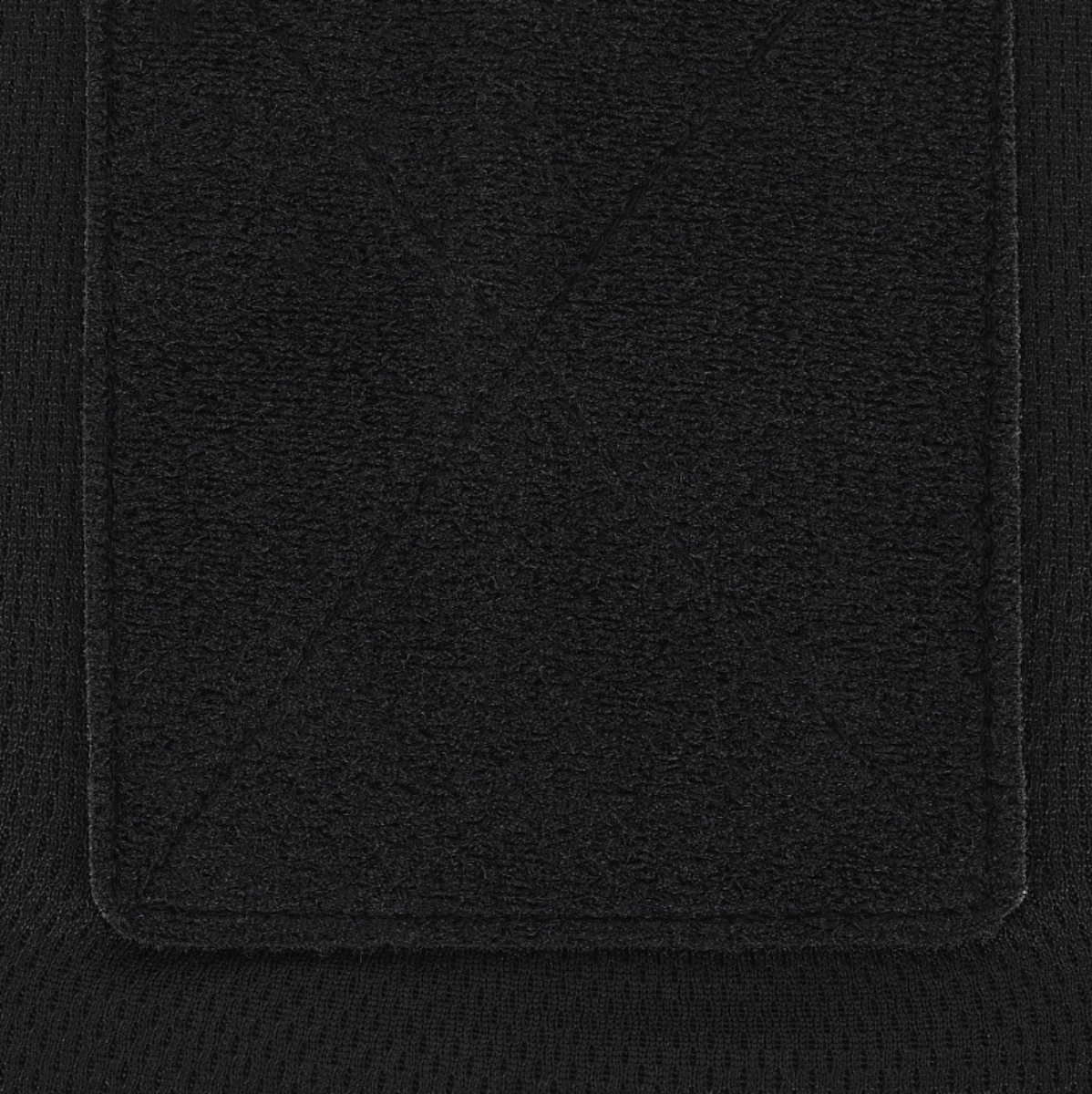 Nærbillede af det sorte stof på M-Tac Athletic Tactical Gen.II T-shirt.