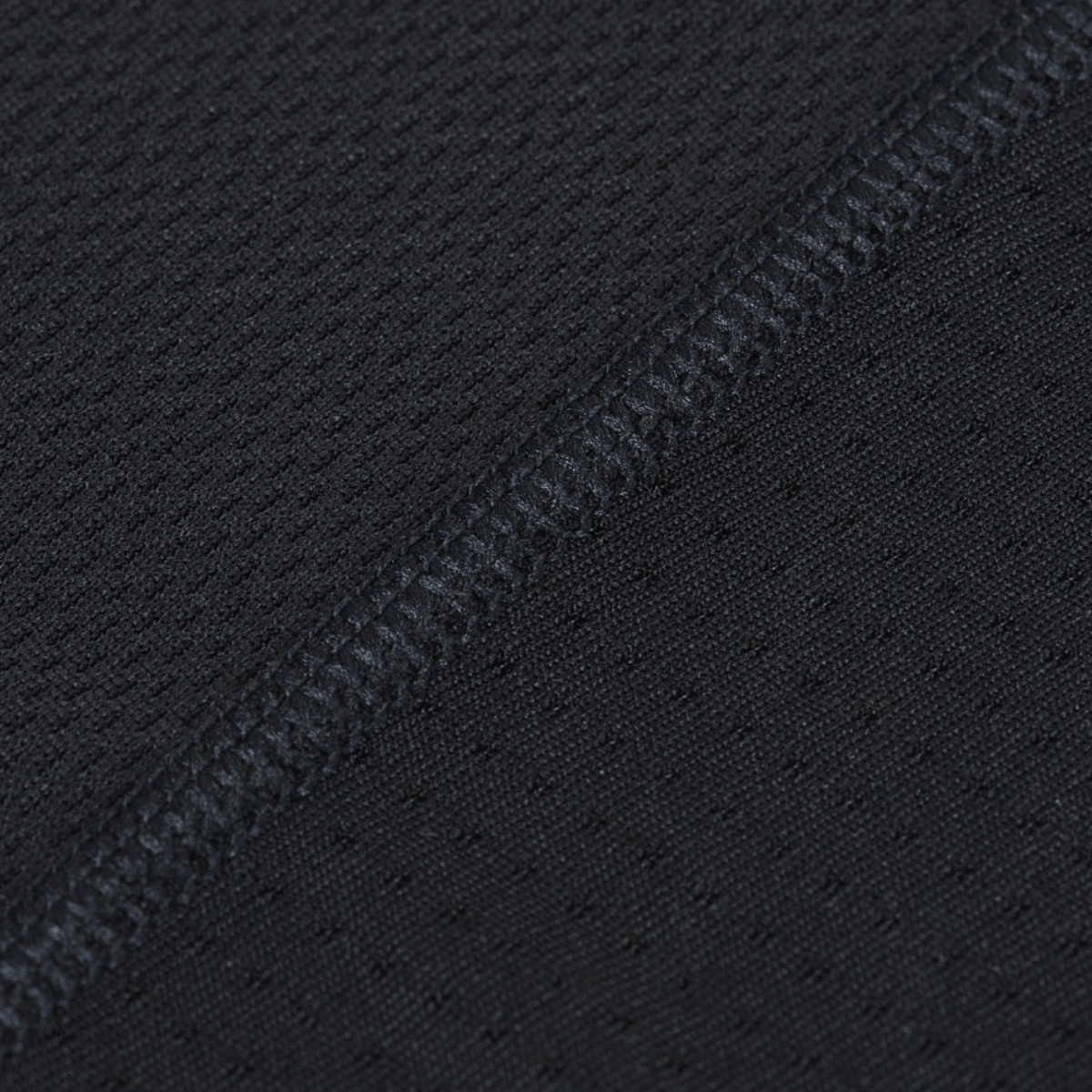 Nærbillede af det sorte stof fra M-Tac Athletic Tactical Gen.II T-shirt, som fremhæver åndbarhed og kvalitetsmateriale.