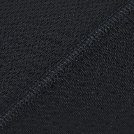 Nærbillede af det sorte stof fra M-Tac Athletic Tactical Gen.II T-shirt, som fremhæver åndbarhed og kvalitetsmateriale.