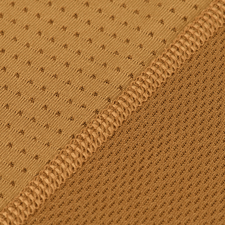 Nærbillede af M-Tac Athletic Tactical Gen.II T-shirt stof, der viser high-tech polyester og ventilationsfunktioner.