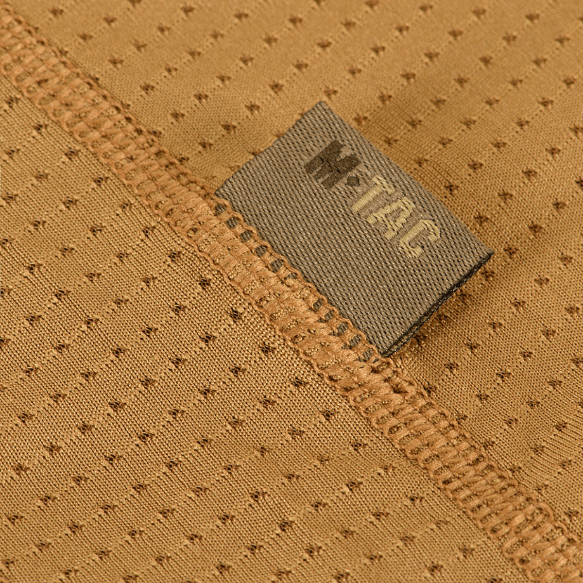 Nærbillede af M-Tac Athletic Tactical Gen.II T-shirt stof, der fremhæver syninger og design detaljer.