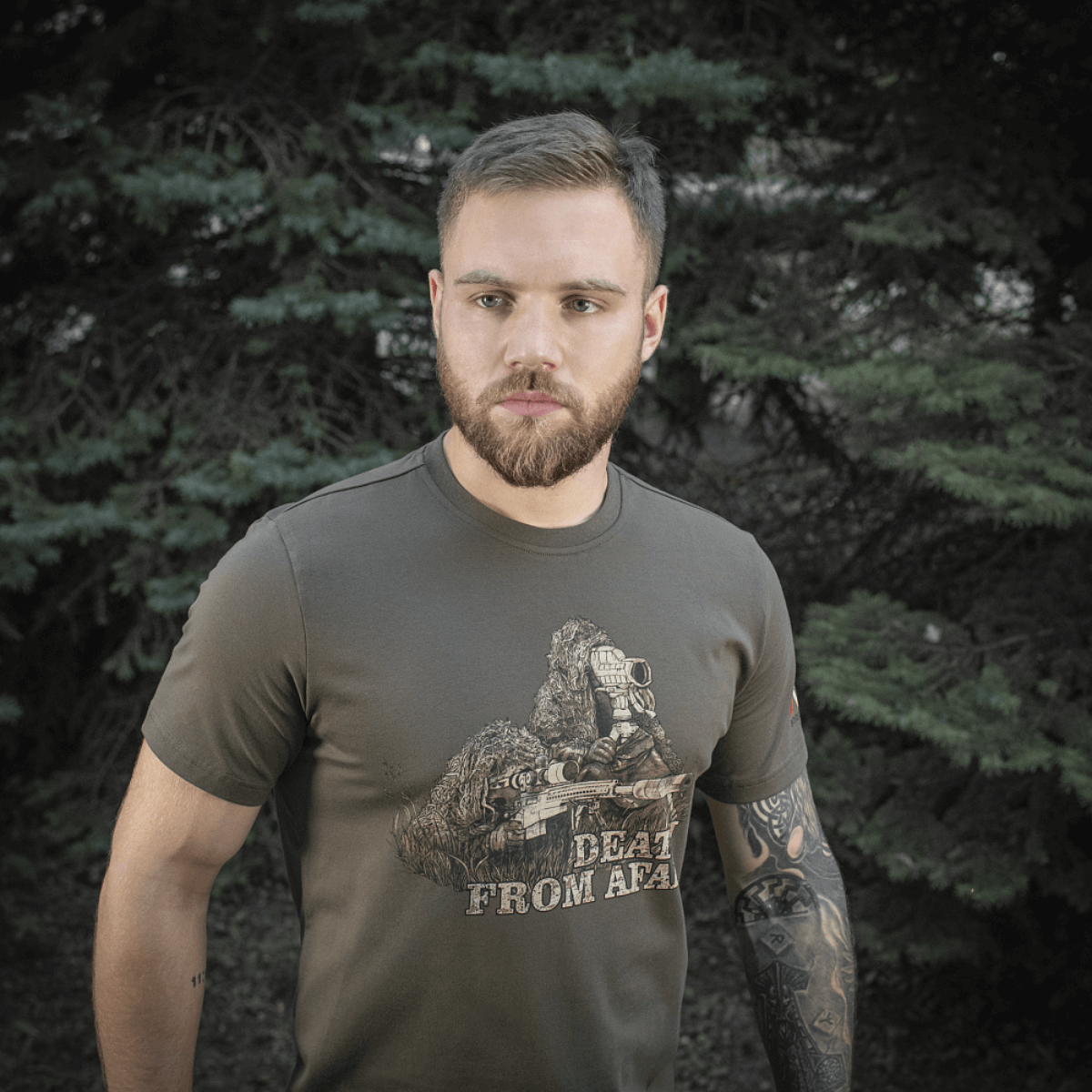 Mand iført M-Tac Sniper T-shirt med 'Death From Afar' print, designet til snipers, lavet i bomuld og elastan for komfort og holdbarhed
