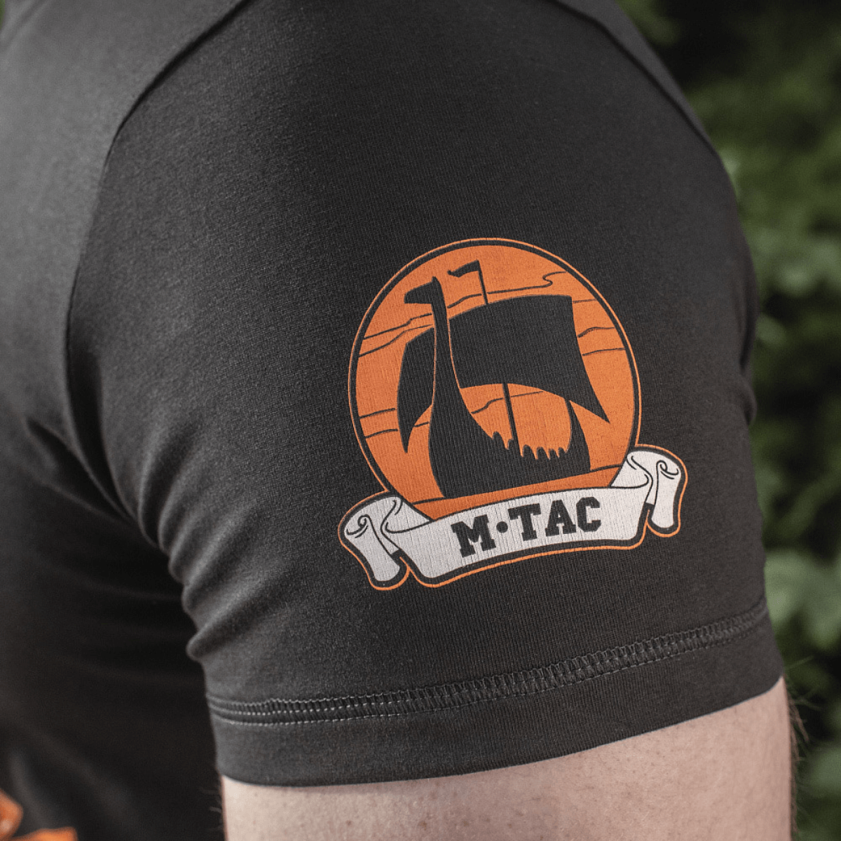 M-Tac T-shirt Black Sea Expedition med MagnaColours® print på ærmet, ideel til jagt og sport, lavet af bomuld og elastan.