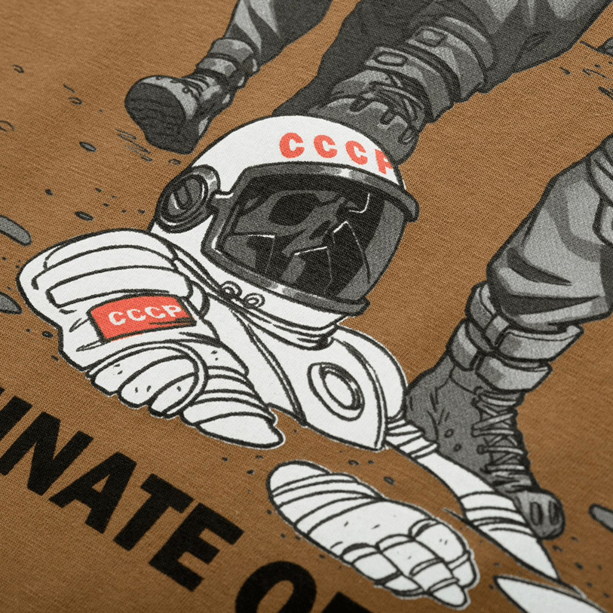 Illustration af en faldet astronaut med 'CCCP' skrift på hjelmen og arm på brun baggrund