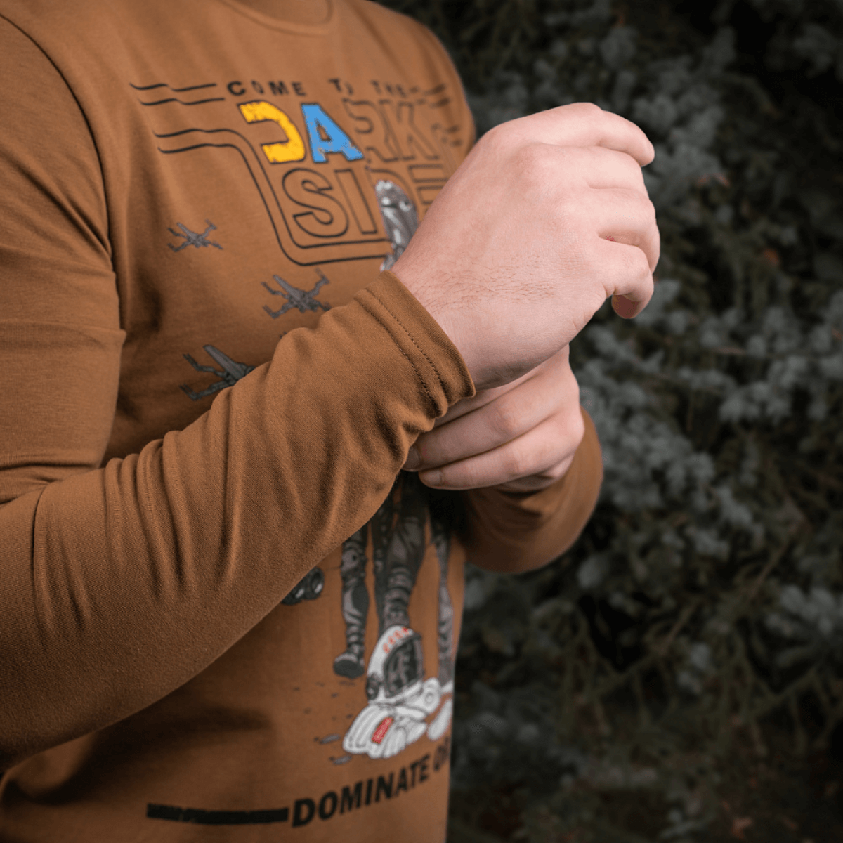 Person iført M-Tac T-Shirt UA Side Langærmet i brun med print, komfortabel og elastisk pasform