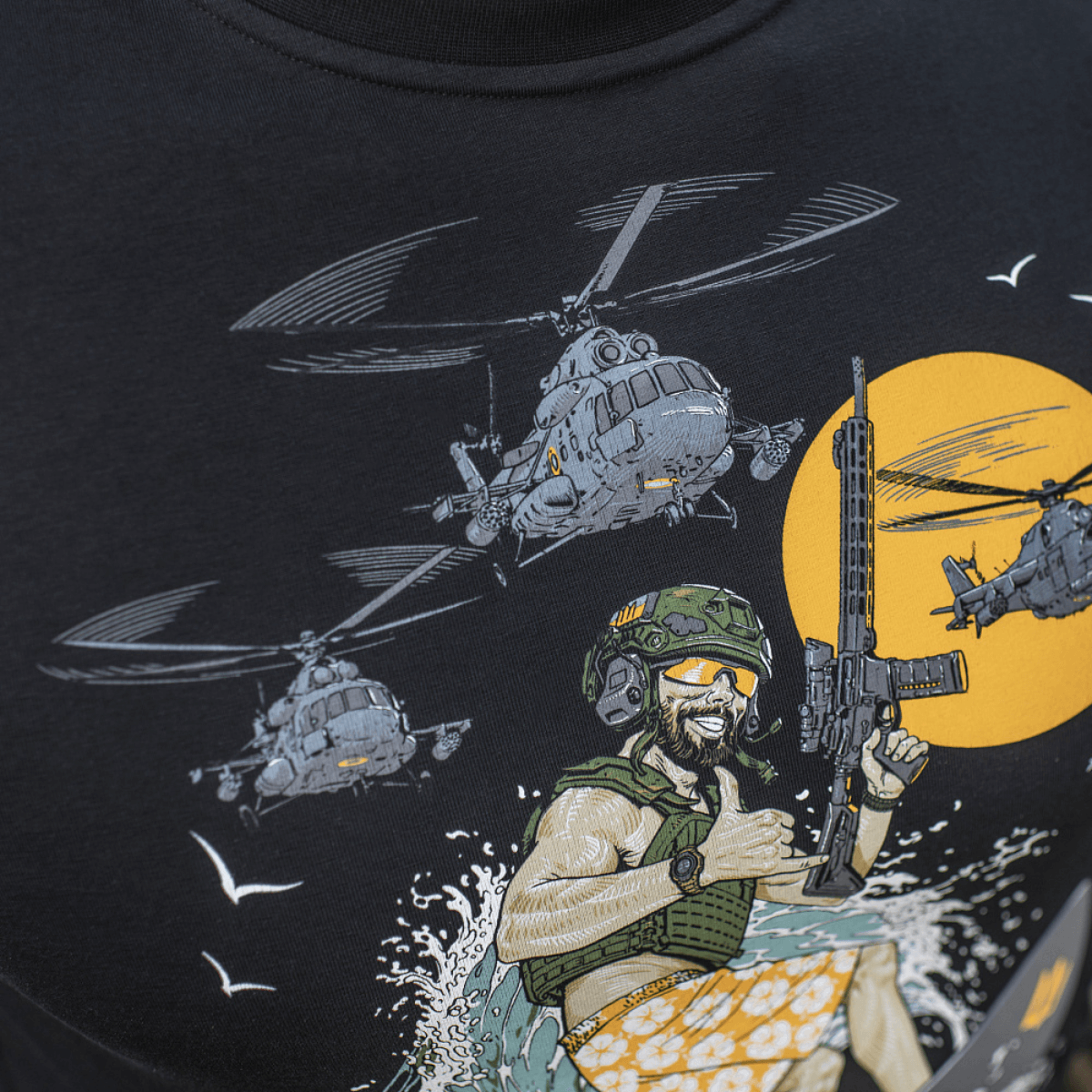 M-Tac T-Shirt Surf Club med soldat på surfbræt og helikoptere i baggrunden.
