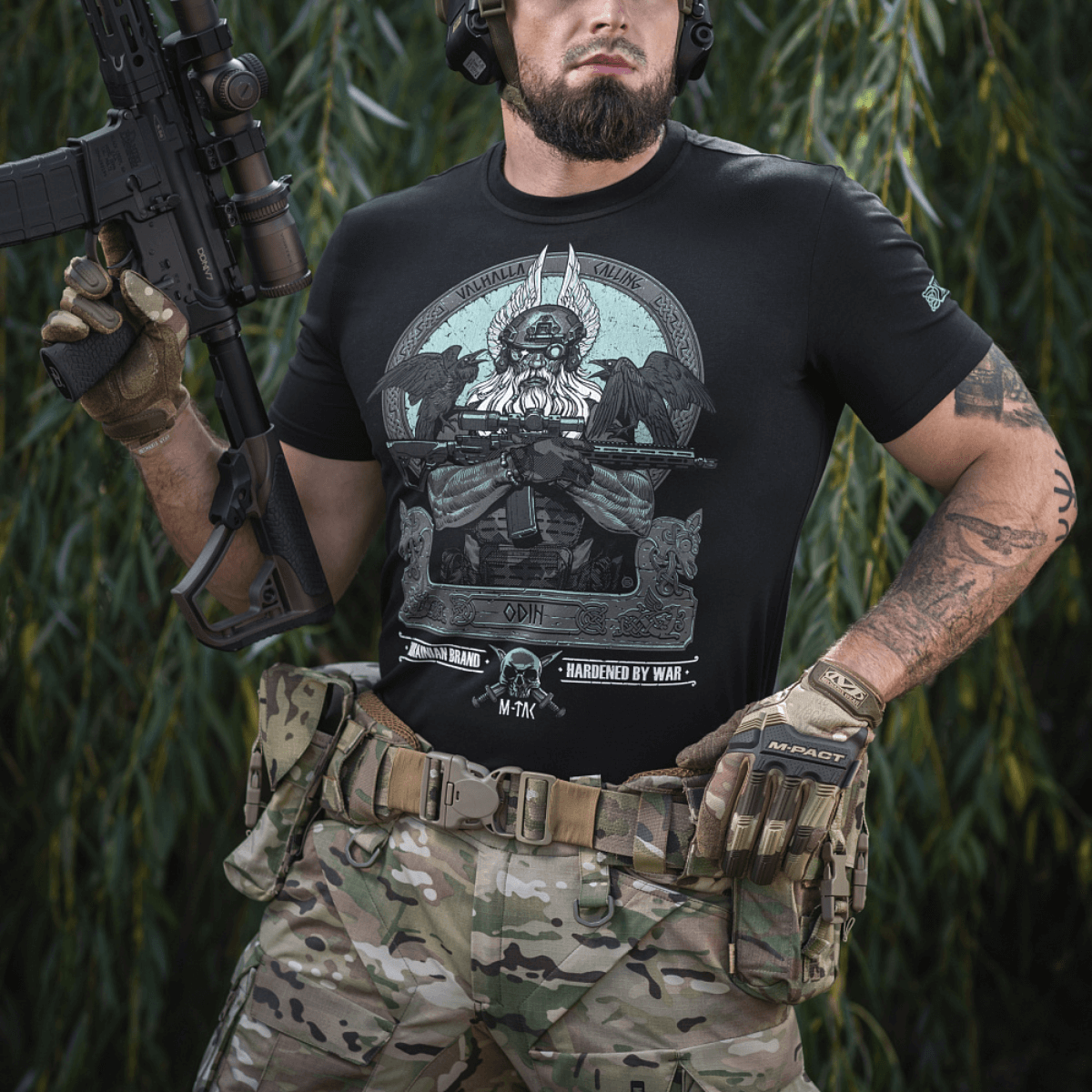 M-Tac T-Shirt Odin Mystery med Odin print fra nordisk mytologi, viser Hugin og Munin samt teksten 'Valhalla Calling', båret af soldat.