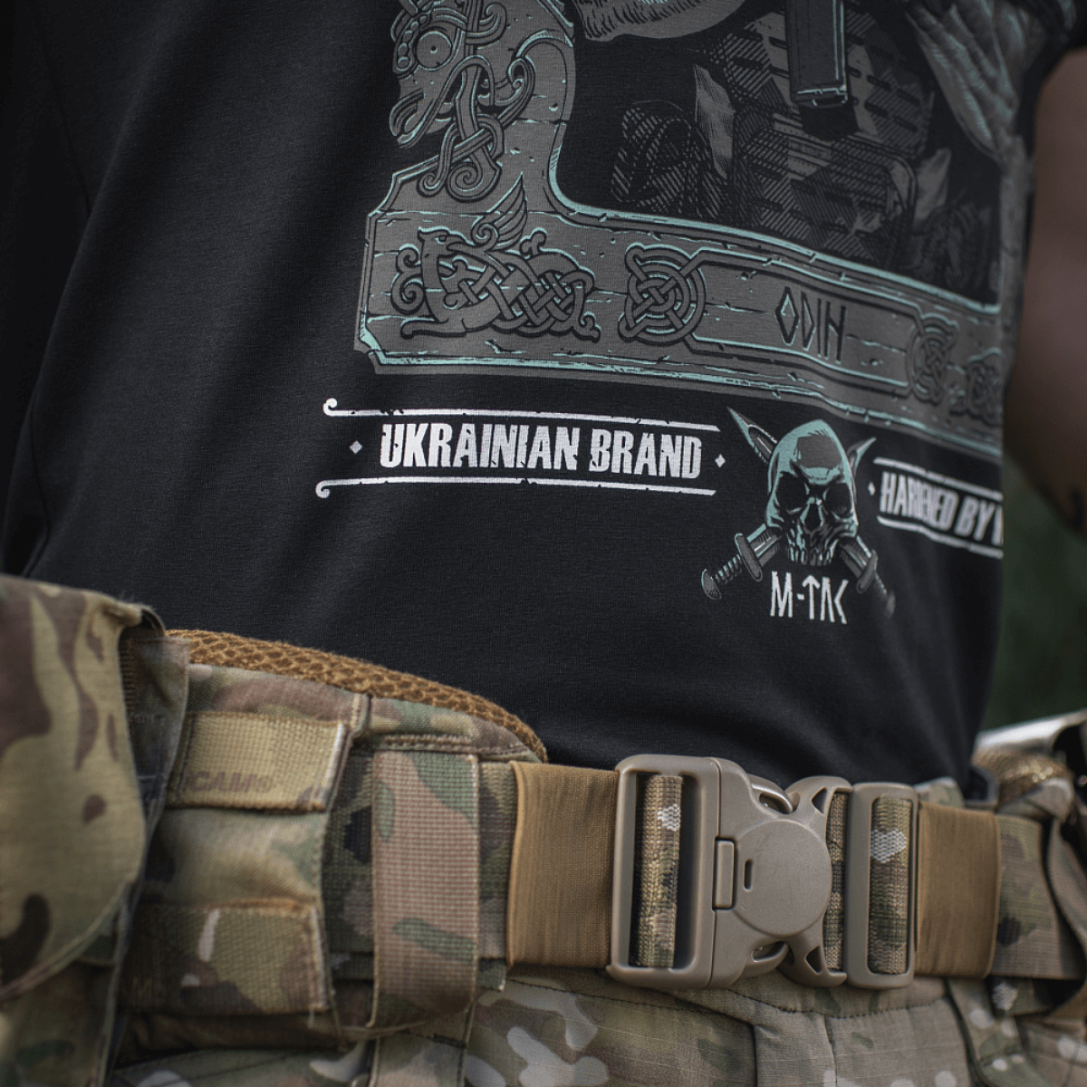 M-Tac T-Shirt Odin Mystery med Odin-print fra nordisk mytologi og moderne militærtilbehør, set tæt på.