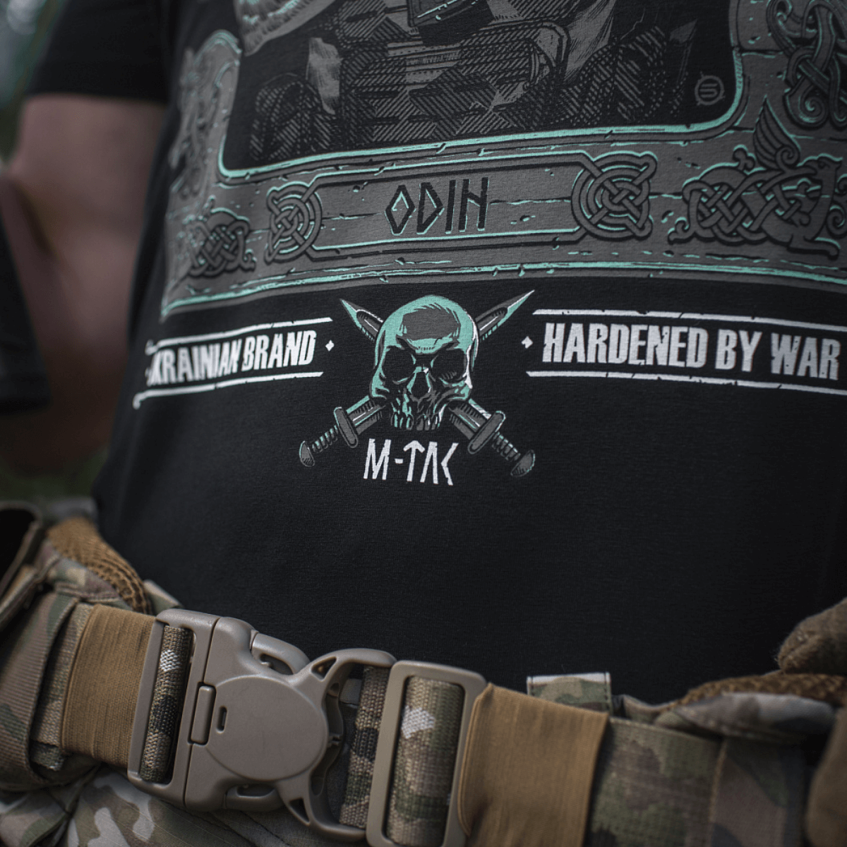 M-Tac T-Shirt Odin Mystery med unikt print af Odin med ravnene Hugin og Munin, og teksten 'Valhalla Calling'. Behagelig bomuldsblanding.