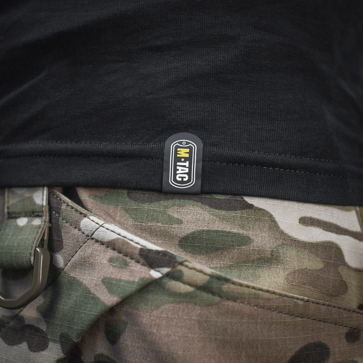 M-Tac T-Shirt Odin Mystery i sort design og camouflagemønster, viser logoet og fremhæver scandinavisk mytelogi inspireret print.