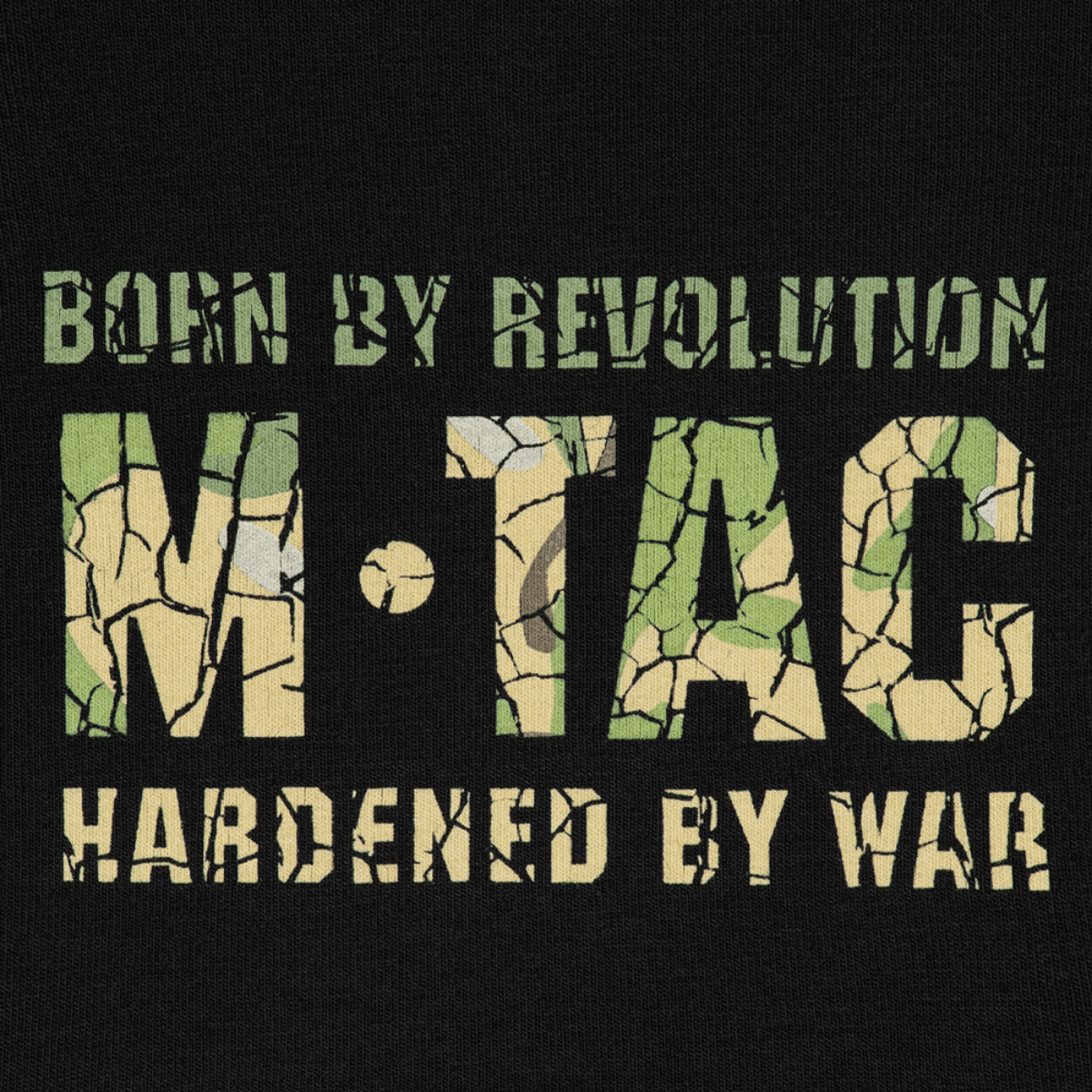 M-Tac T-Shirt Logo med camouflage mønster og teksten 'Born by Revolution - Hardened by War' i ikonisk design.