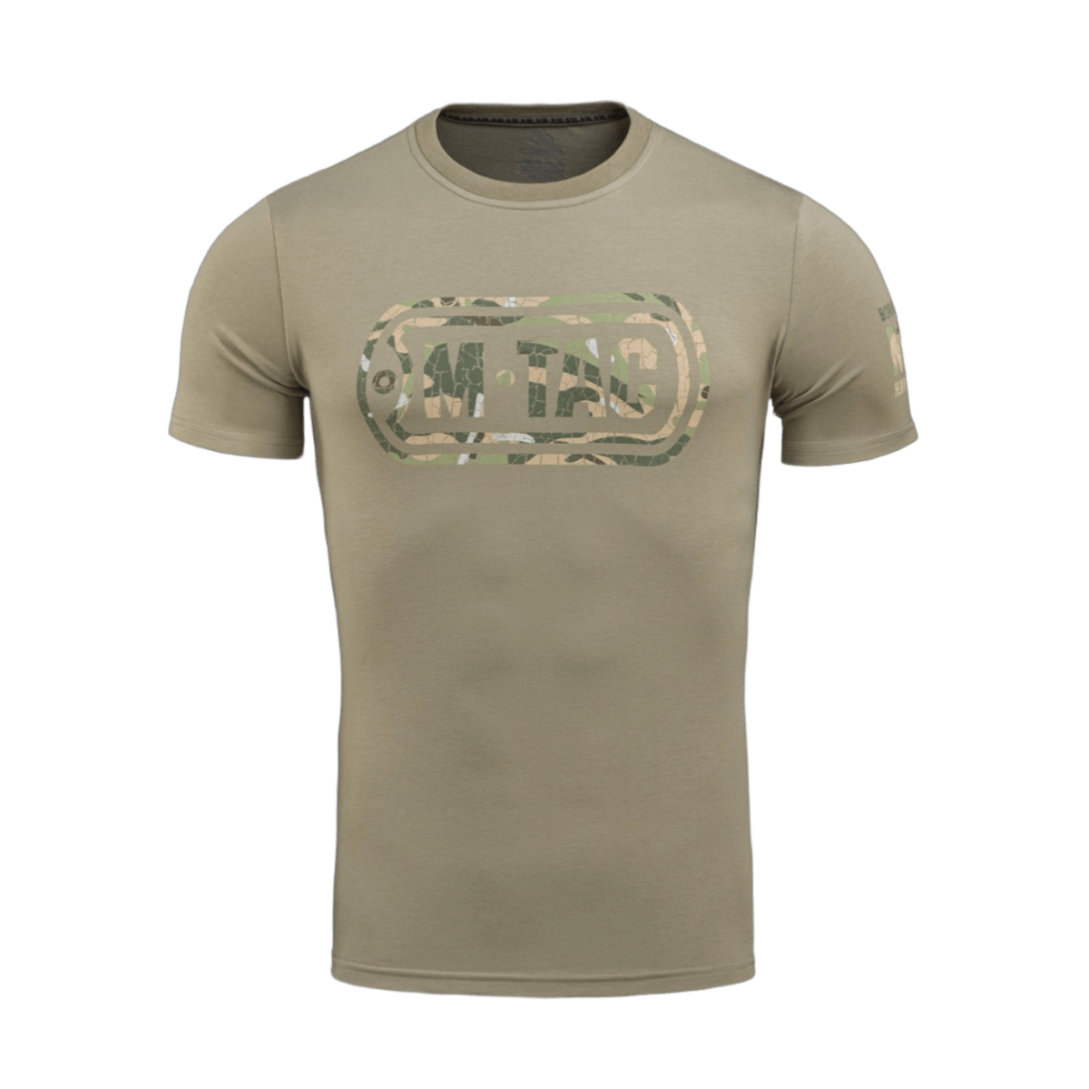 M-Tac T-Shirt Logo med camouflagemønster og slogan "Born by Revolution" på ærmet. Stilfuld og komfortabel militær trøje.