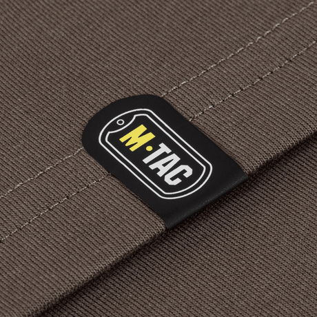 Nærbillede af M-Tac T-Shirt Logo Long Sleeve detalje med M-Tac logo på kamufleret stof.