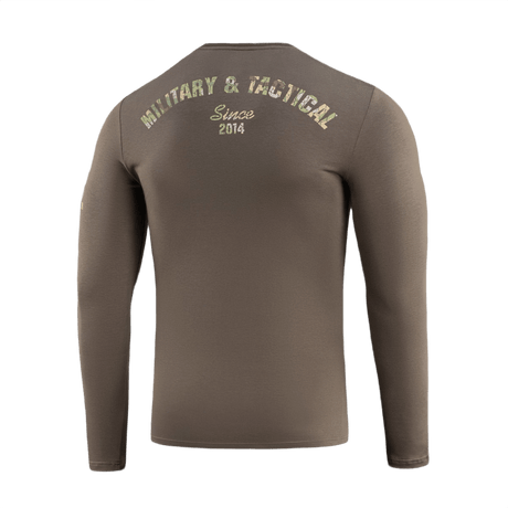 M-Tac T-Shirt Logo Long Sleeve med camouflagemønster og slogan "Military & Tactical Since 2014" på ryggen.