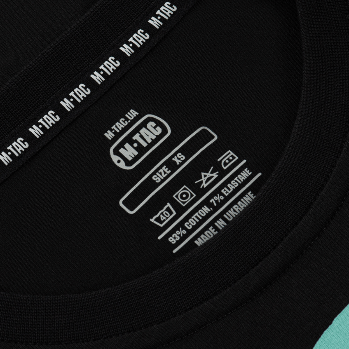 Etiketten på en M-Tac T-Shirt Our Land viser materialer og plejeinstruktioner.