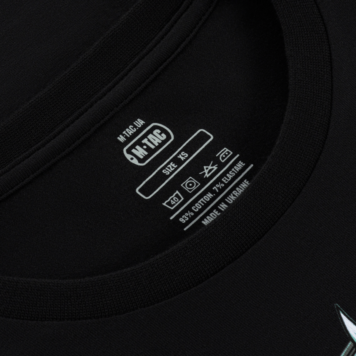 M-Tac T-Shirt Odin Mystery Long Sleeve etikettens nærbillede med vaskesymboler, lavet af bomuld og elastane, størrelse XS, sort farve.