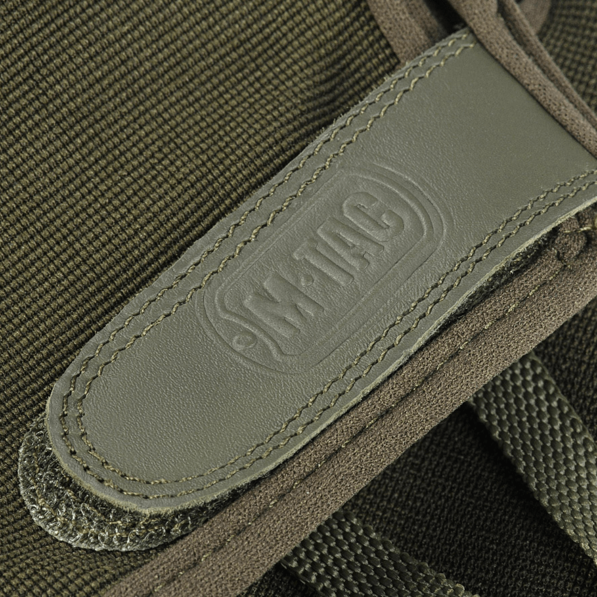 Nærbillede af M-Tac Handsker Police med syntetisk materiale og velcro for optimal pasform og komfort.