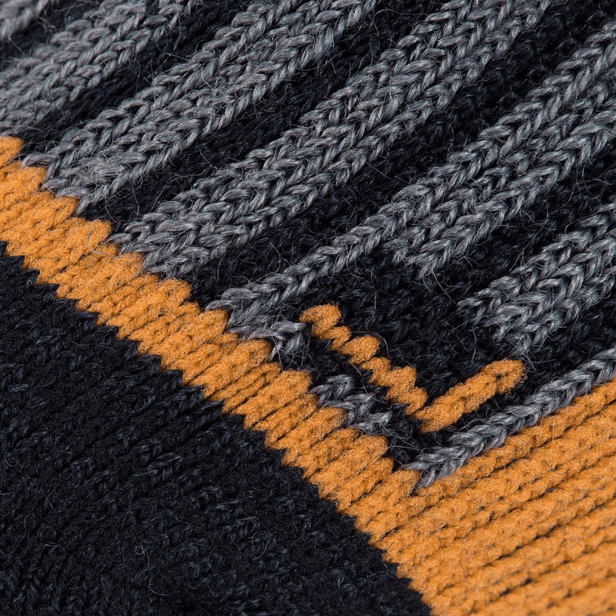 Nærbillede af M-Tac Sokker Polar Merino 40% med uldstrikstrukturer i grå og orange. Designet til varme og komfort til udendørs aktiviteter.