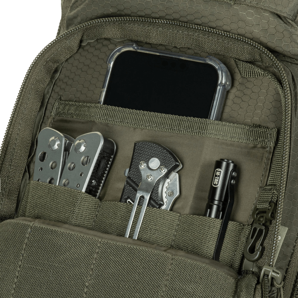 M-Tac Urban Line City Hunter Hexagon Bag med flere rum til smartphone og udstyr. Perfekt til daglig organisering og effektiv opbevaring.