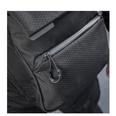 M-Tac Konvert Taske Elite in durable Cordura material with adjustable shoulder strap and easy access via magnetic flap.