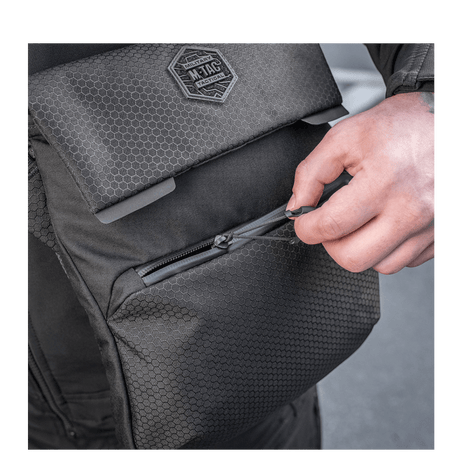 M-Tac Konvert Taske Elite in Cordura Hex 1000D with adjustable shoulder strap and magnetic closure, close-up on zipper detail.