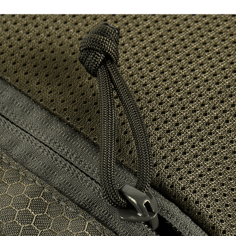 Detail of M-Tac Konvert Taske Elite with robust Cordura material and zipper, showing the bag's quality and durability.