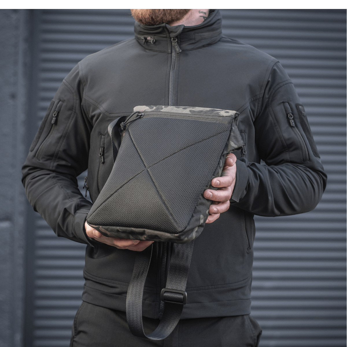 M-Tac Konvert Taske Elite med tablet-design og justerbar skulderrem i slidstærkt Cordura-materiale.