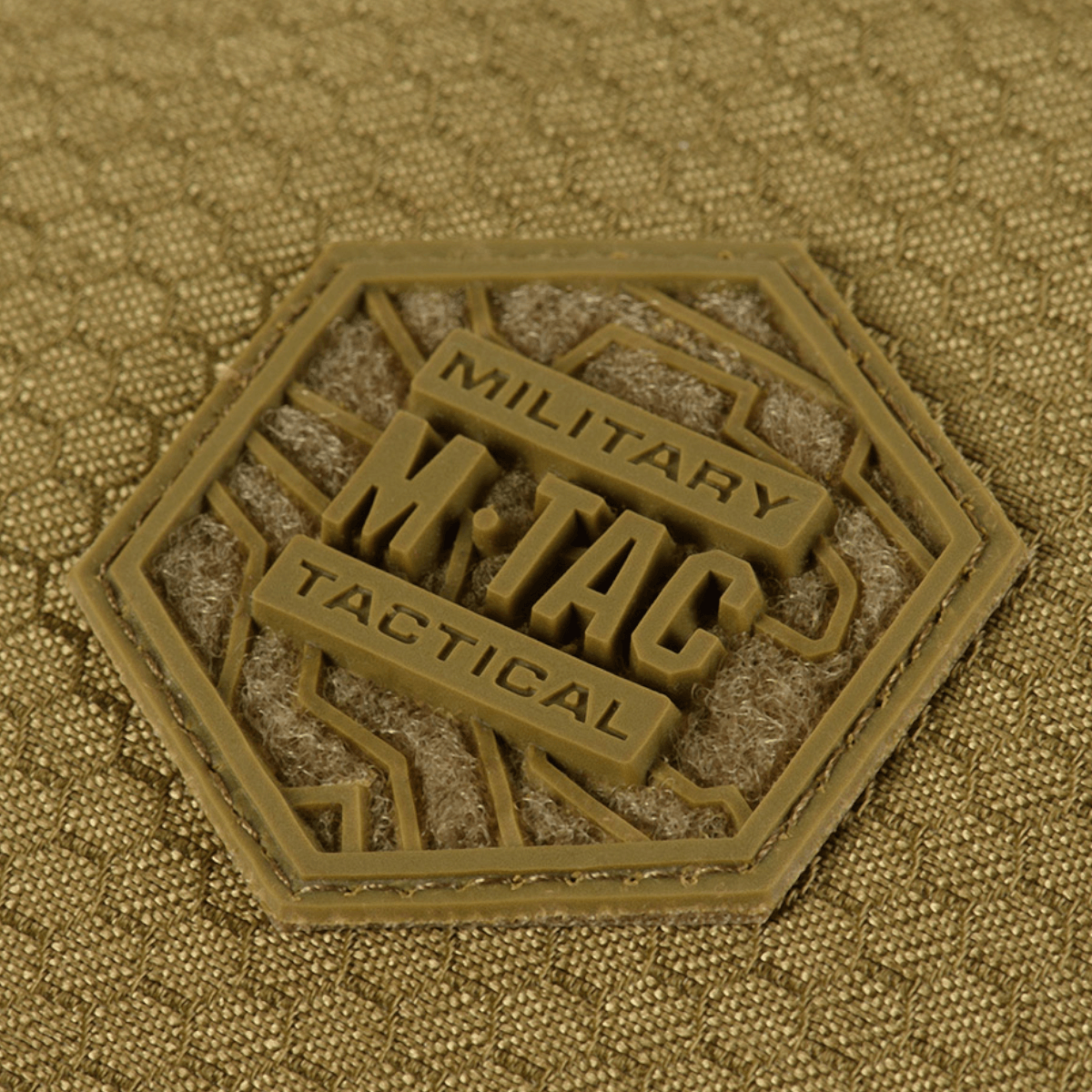 Nærbillede af M-Tac Konvert Taske Elite etikette i Cordura materiale, der viser holdbart design og kvalitet.