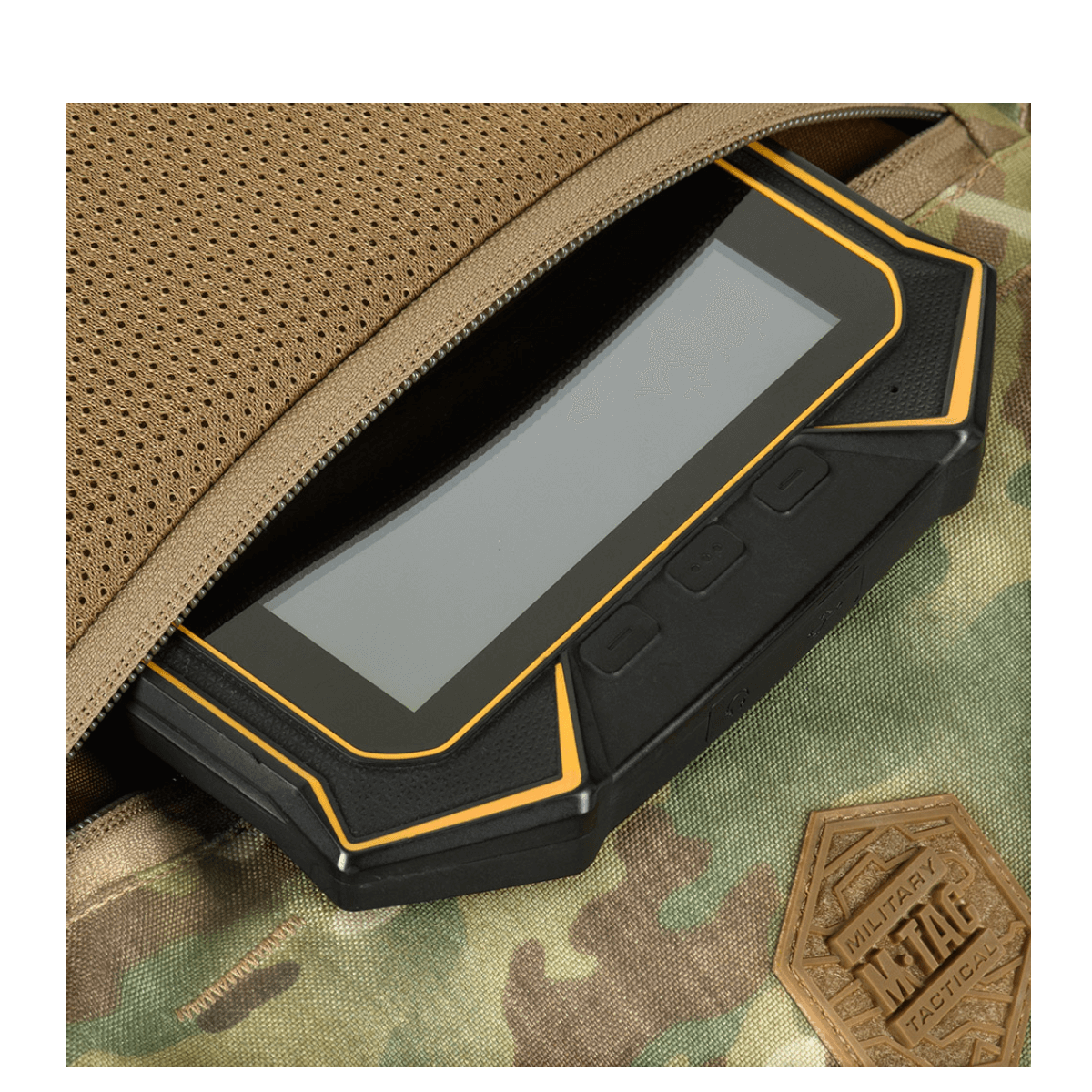 M-Tac Konvert Taske Elite med tablet-lomme, lavet af Cordura 500D og 1000D, med justerbar skulderrem og magnetventil.