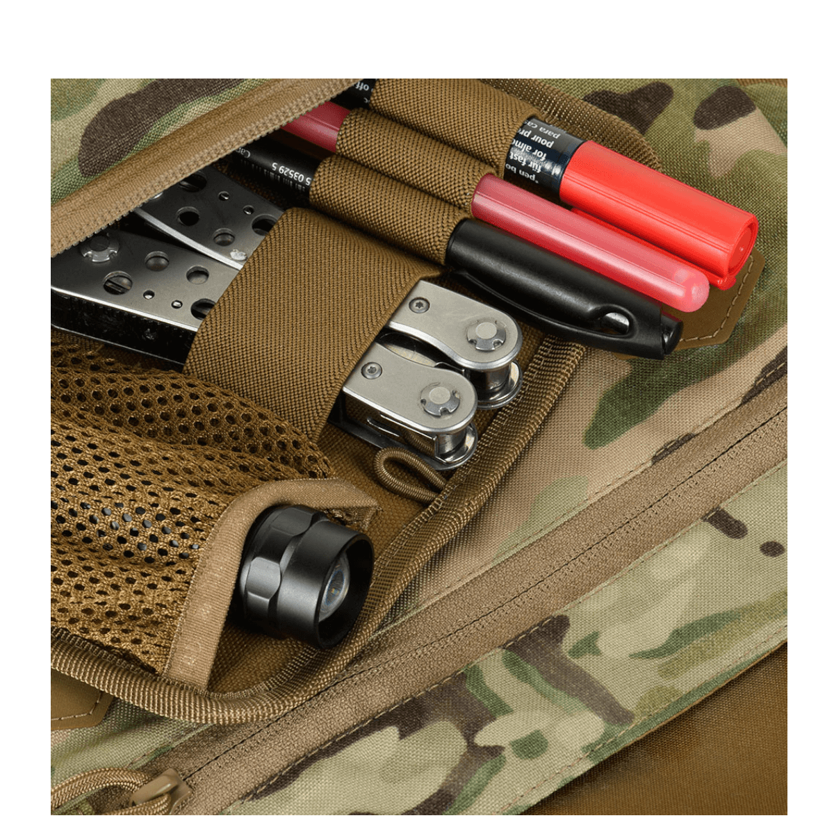 Nærbillede af åbnet M-Tac Konvert Taske Elite med værktøj og tilbehør i kamouflagemønster, lavet af Cordura 500D og Hex 1000D.