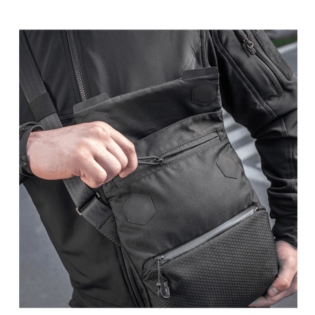 Man with M-Tac Konvert Taske Elite made of durable Cordura, with magnetic closure and adjustable shoulder strap.