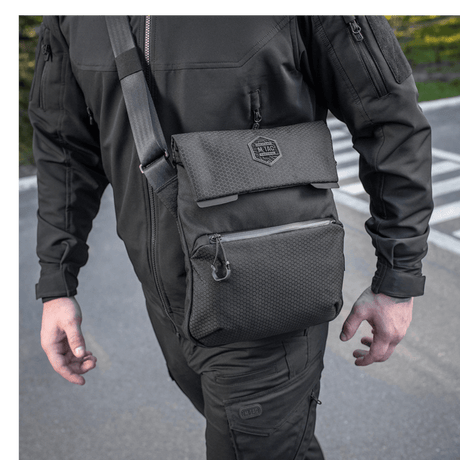 Man wearing M-Tac Konvert Taske Elite in black with adjustable shoulder strap, made of durable Cordura 500D and Cordura Hex 1000D.