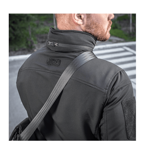 Person wearing M-Tac Konvert Taske Elite over the shoulder, showing versatile design and functionality.