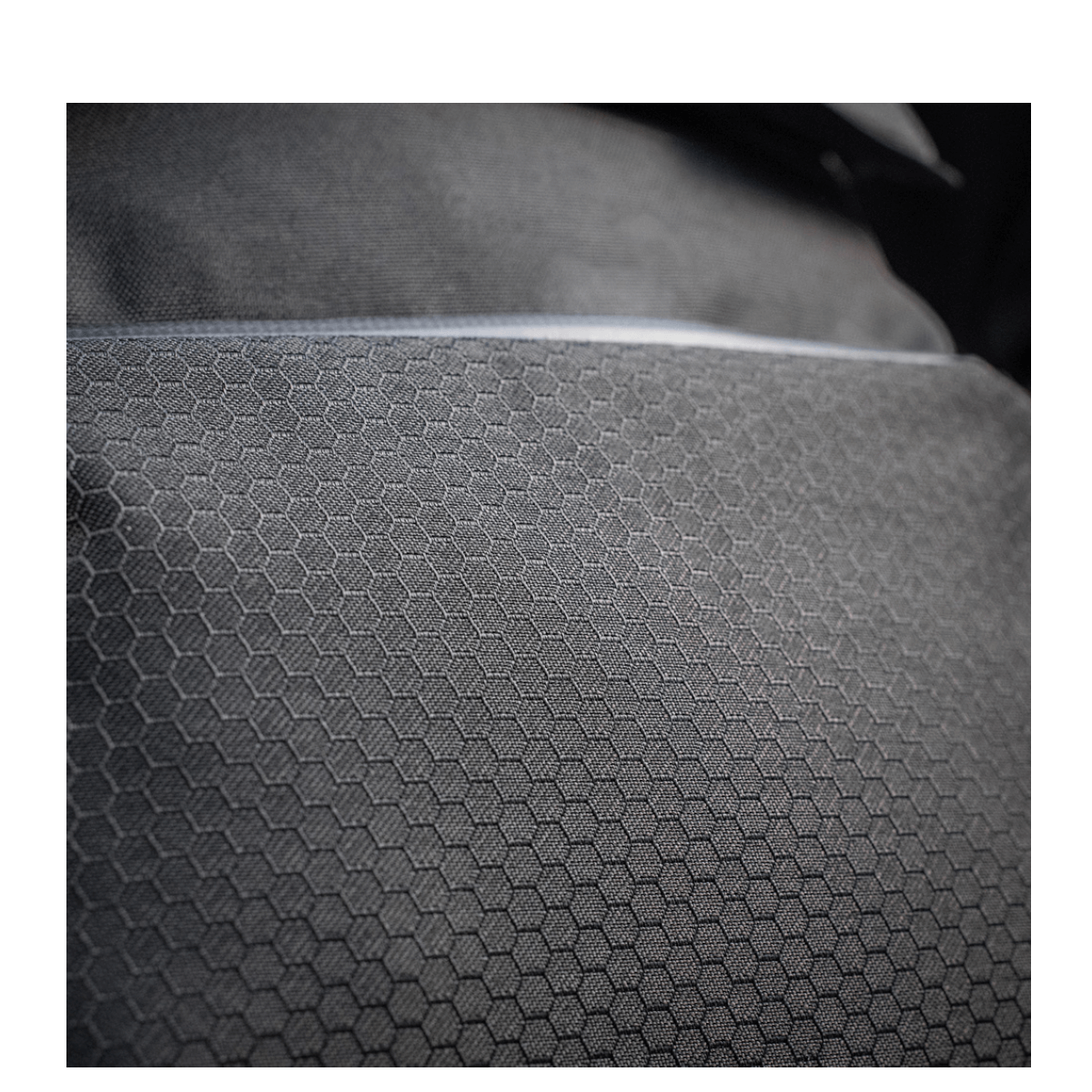 Nærbillede af M-Tac Konvert Taske Elite med Cordura 500D og Hex 1000D stof. Skabt til komfort og holdbarhed med magnetventillukning.