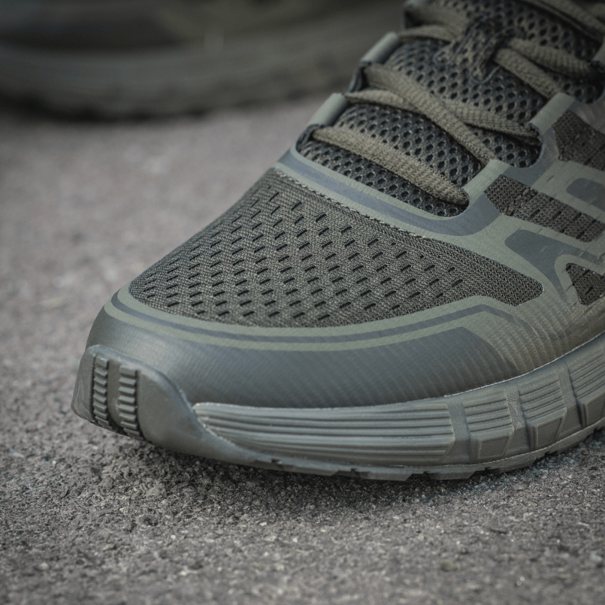 Nærbillede af M-Tac Tactical Summer Sport Sneakers med gummiforstærket tå og åndbart design, perfekt til varmt vejr.