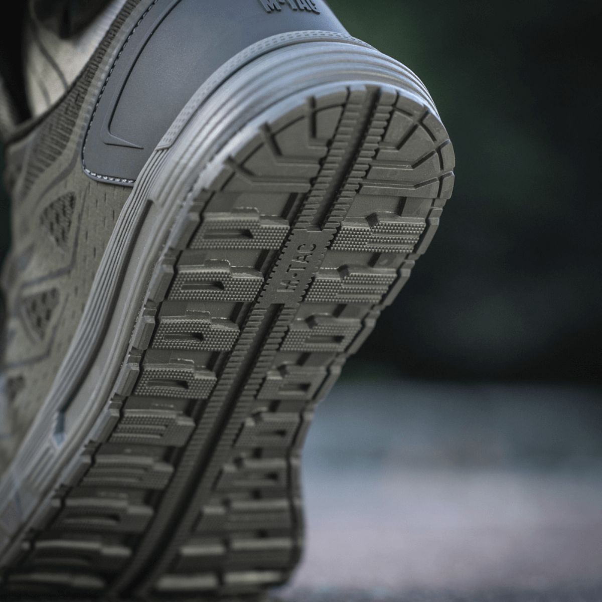 Nærbillede af sålen på M-Tac Tactical Summer Sport Sneakers, viser det aggressive mønster og slidstærke gummi.