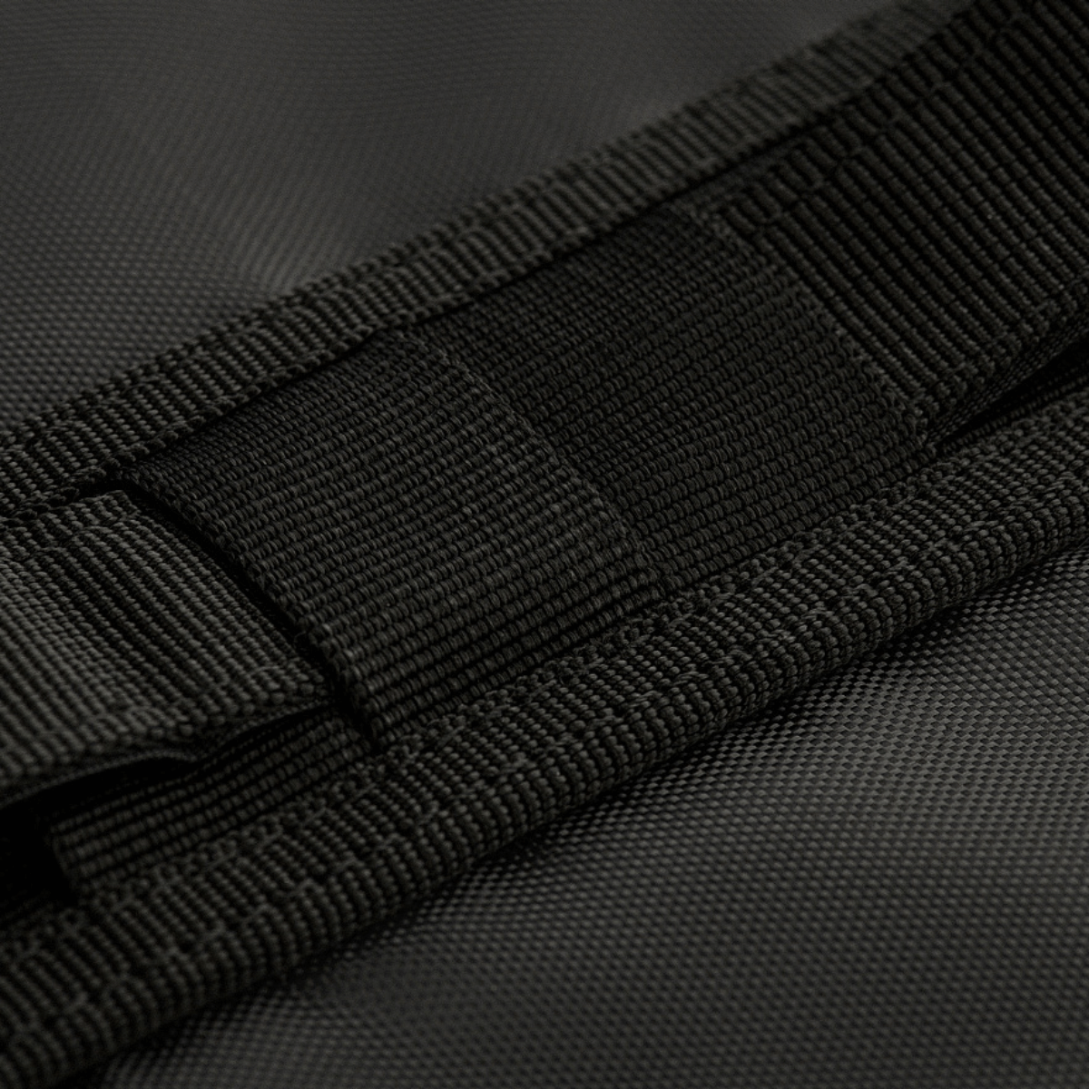 M-Tac Våbenetui 128 cm med polstret design og velcrostropper til sikker opbevaring af våben, detalje af stofstruktur i polyester.