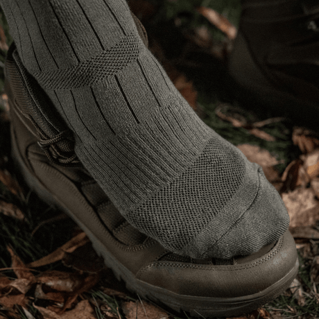 M-Tac Sokker Tactical Army i olivengrøn med åndbar ribstruktur og forstærkede zoner, designet til professionel komfort og holdbarhed, gallery position 1.