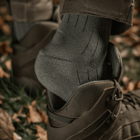 M-Tac Sokker Tactical Army i olivengrøn med åndbar struktur og forstærket hæl og fodtøj, designet til professionel komfort, gallery position 1.