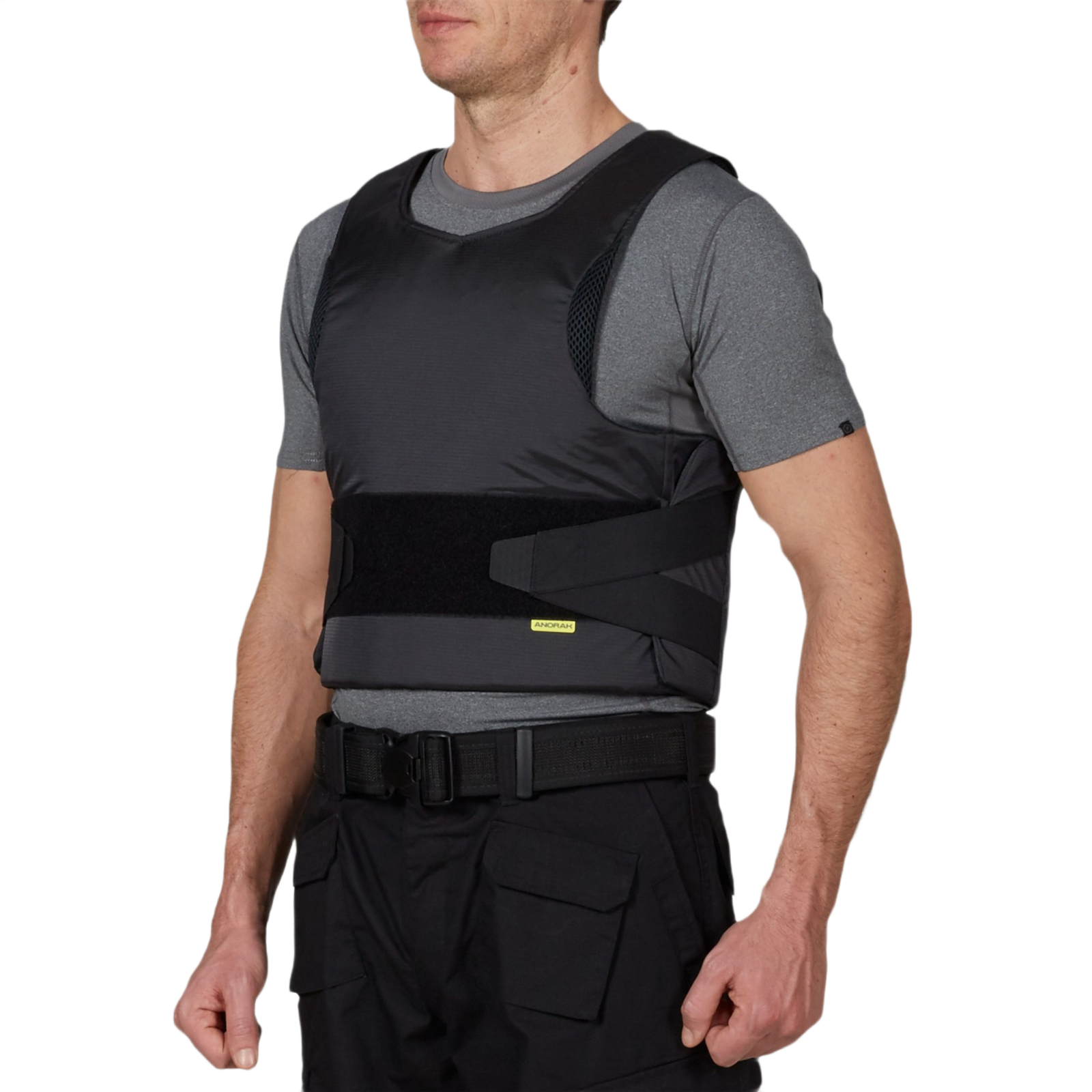 Mand iført Anorak Concealable III Cover for beskyttelse, designet med RIP-STOP Dry Comfort XT® og SPACER Coolmax® materialsystemer.