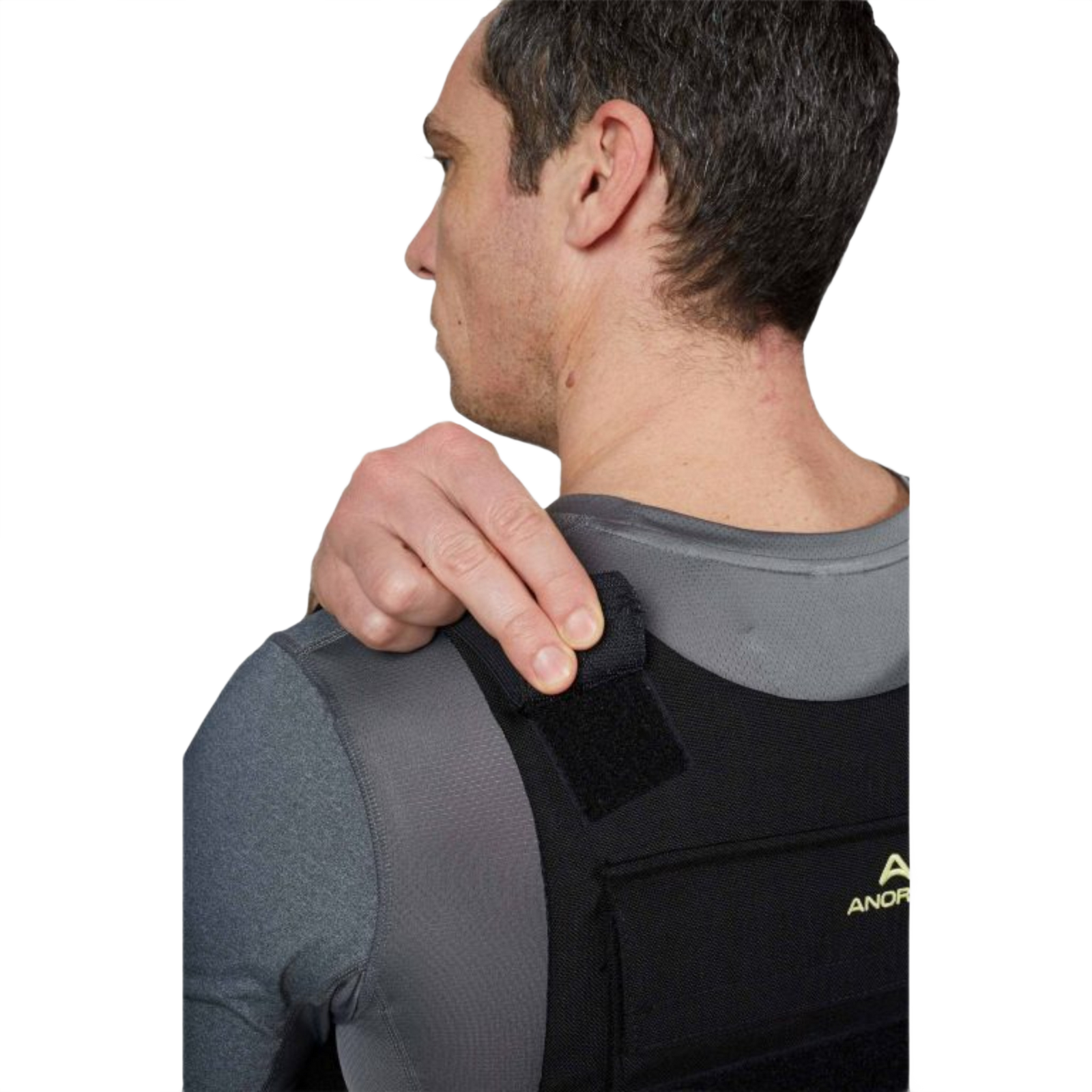 Person iført Anorak Duty II Cover vest justerer strop. Ergonomisk designet til politibetjente, med CORDURA® og 3D SPACER Coolmax® materialer.