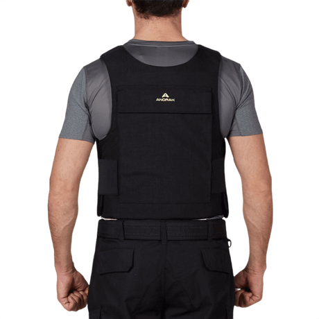 Mand iført Anorak Duty III Cover, ergonomisk designet beskyttelse med CORDURA® og 3D SPACER Coolmax® for bedre luftcirkulation.