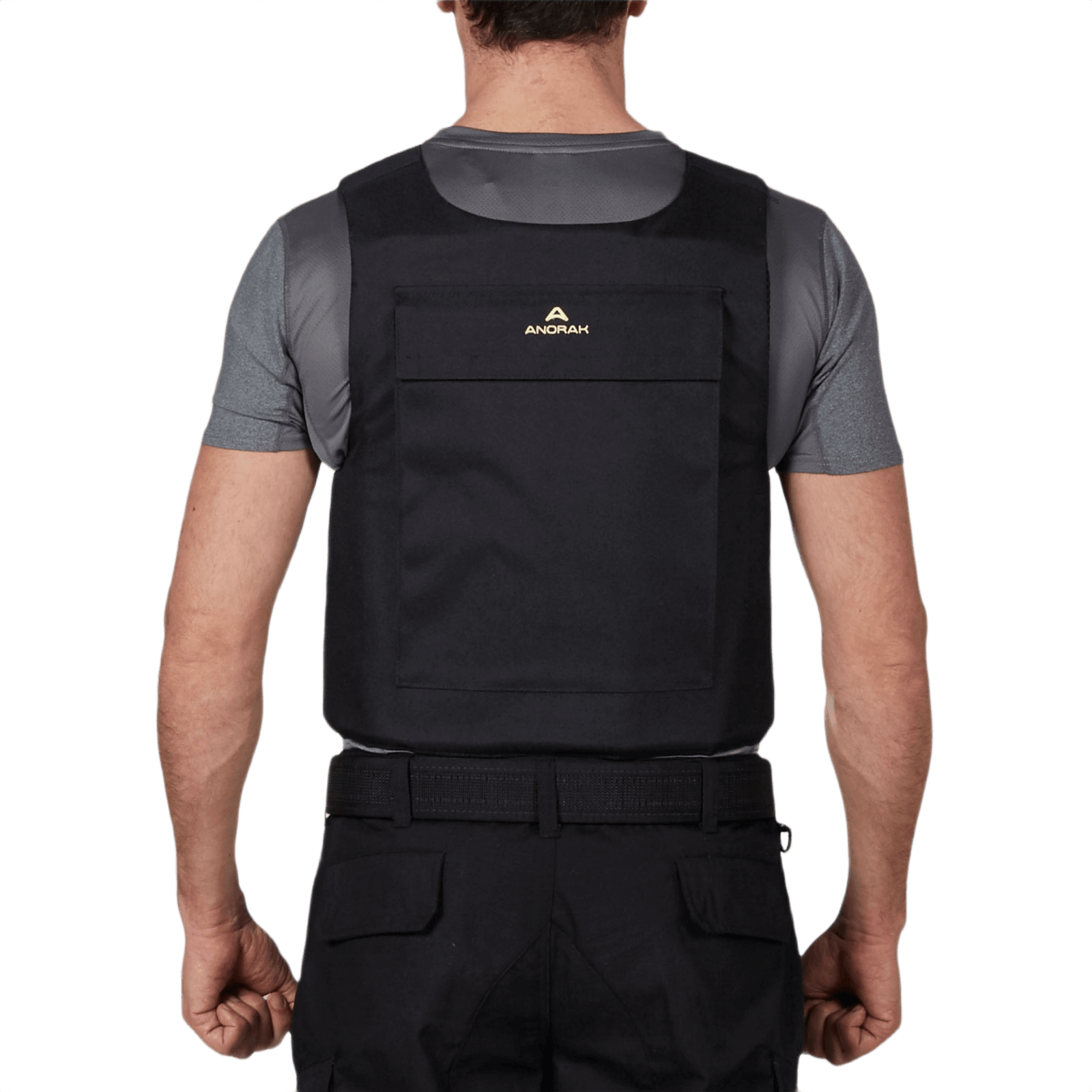 Mand iført Anorak Niobium® Duty IV Stik & Skudsikker Vest set bagfra, viser vestens pasform og beskyttelsesmateriale.