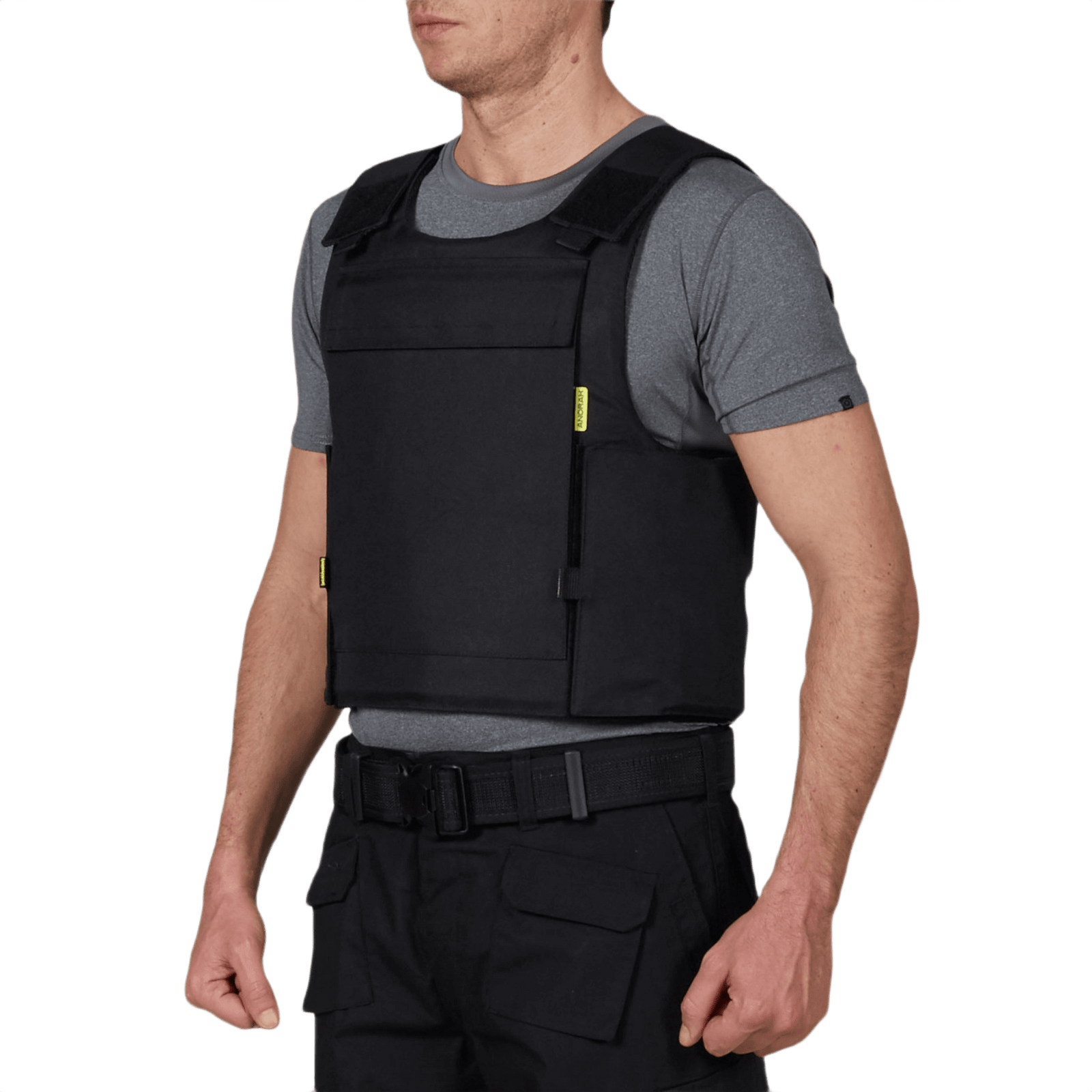 Mand iført Anorak Rhodium® Duty IV Stik & Skudsikker Vest med maksimal beskyttelse og komfort, set fra siden.